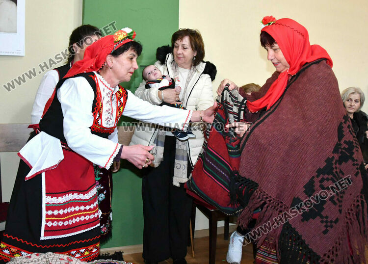 Баби пожелаха на изродено от тях детенце здраве и успехи в живота