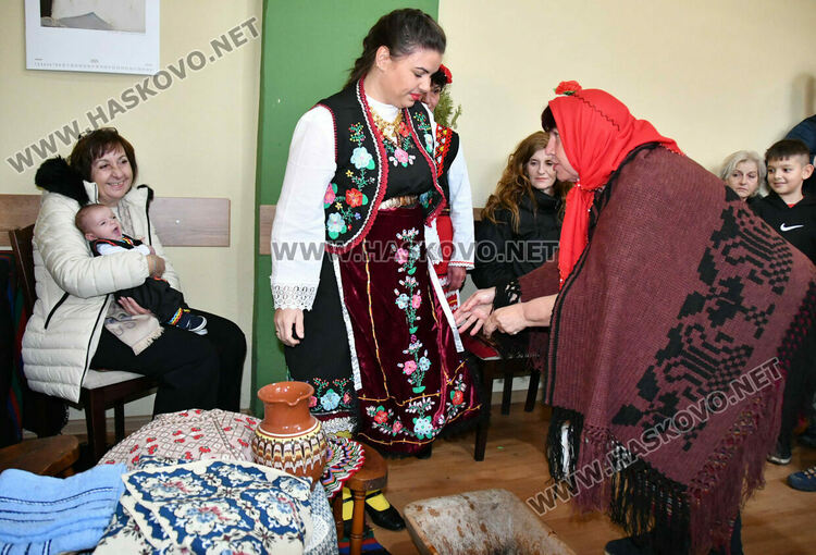 Баби пожелаха на изродено от тях детенце здраве и успехи в живота