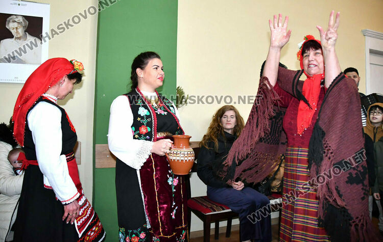 Баби пожелаха на изродено от тях детенце здраве и успехи в живота