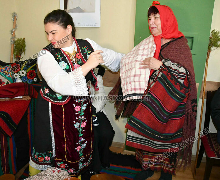 Баби пожелаха на изродено от тях детенце здраве и успехи в живота