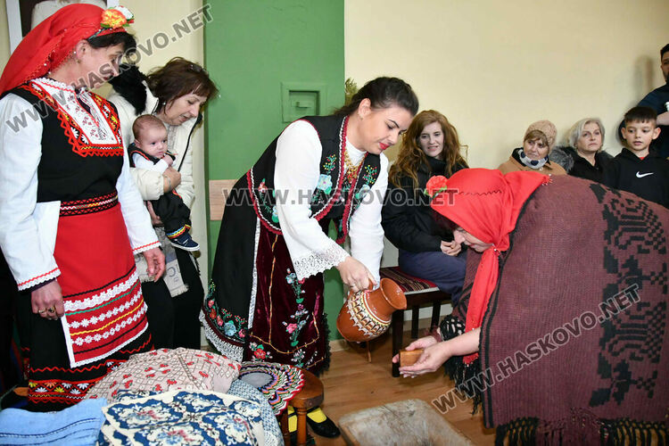 Баби пожелаха на изродено от тях детенце здраве и успехи в живота