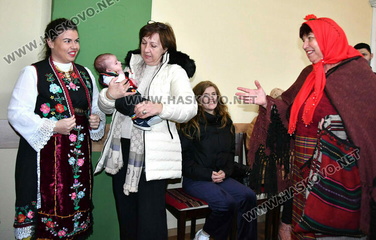 Баби пожелаха на изродено от тях детенце здраве и успехи в живота