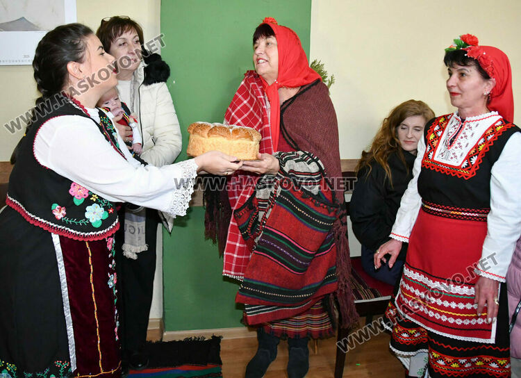 Баби пожелаха на изродено от тях детенце здраве и успехи в живота