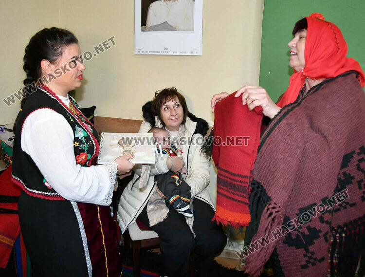 Баби пожелаха на изродено от тях детенце здраве и успехи в живота