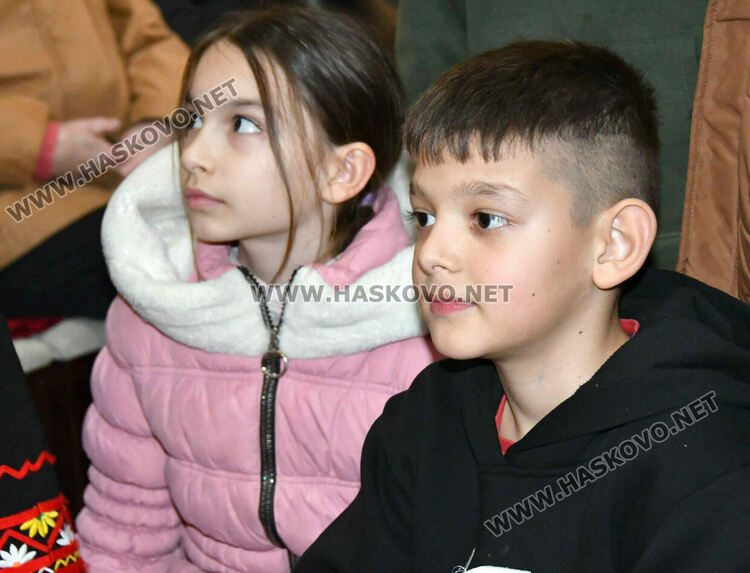 Баби пожелаха на изродено от тях детенце здраве и успехи в живота