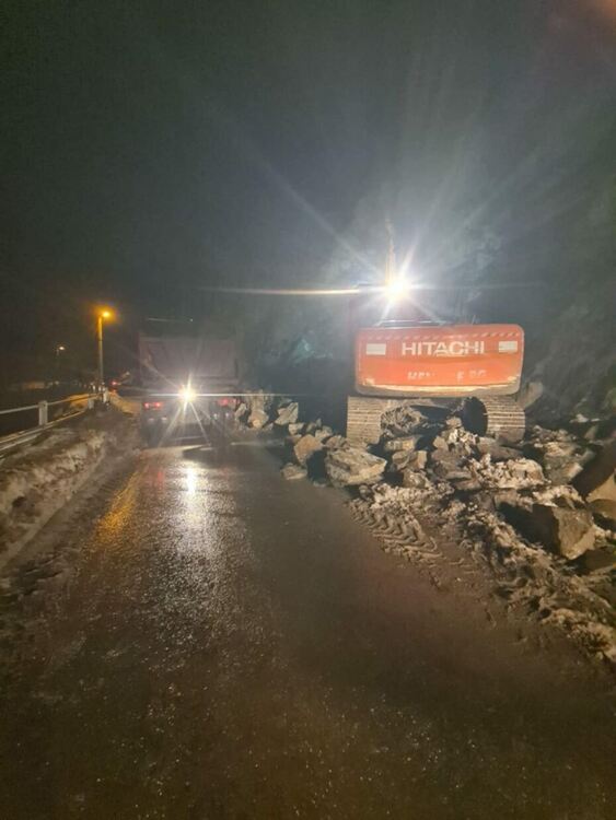 Цяла нощ чистиха срутището в Широка лъка, движението е възстановено и в двете ленти