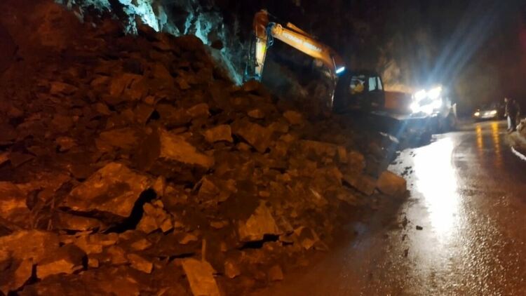 Цяла нощ чистиха срутището в Широка лъка, движението е възстановено и в двете ленти