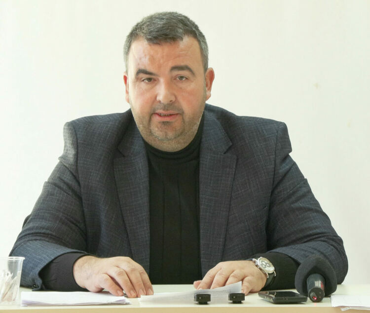 Насрочената от Екрем Юзеир сесия се проведе, Мехмед Лятиф я обяви за незаконна