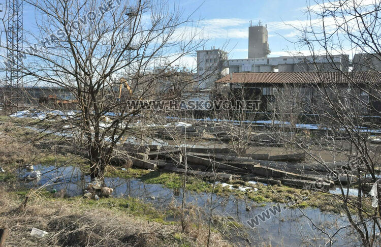 Гейзер от запушена канализация наводни къщи и Сточна гара в Хасково