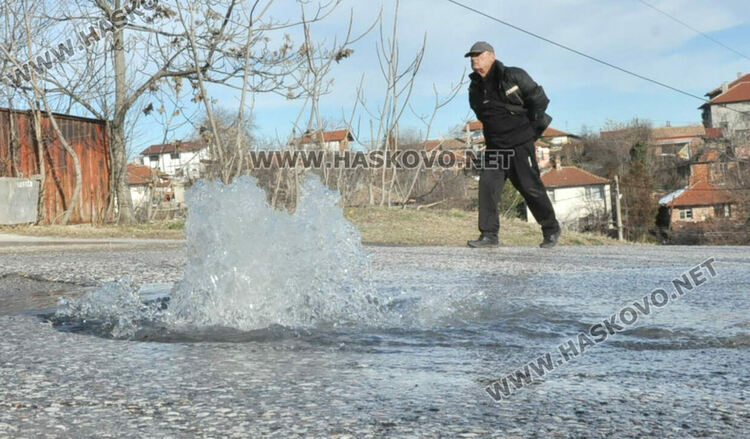 Гейзер от запушена канализация наводни къщи и Сточна гара в Хасково
