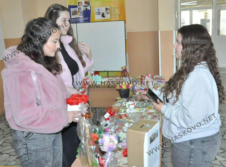 Езиковата гимназия в Хасково с благотворителен базар за лечението на Станимир