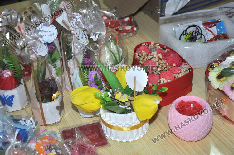 Езиковата гимназия в Хасково с благотворителен базар за лечението на Станимир