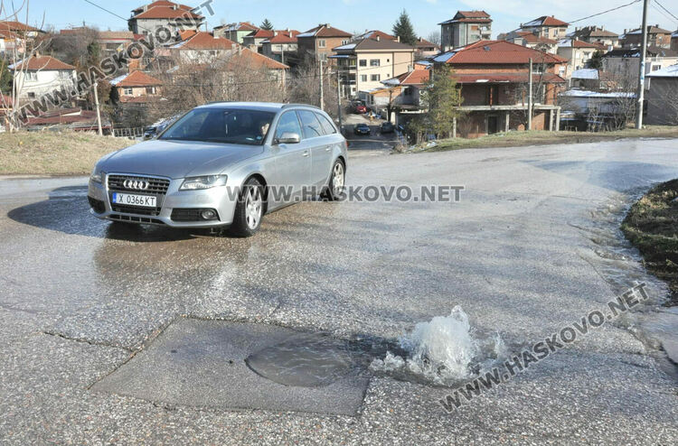 Гейзер от запушена канализация наводни къщи и Сточна гара в Хасково