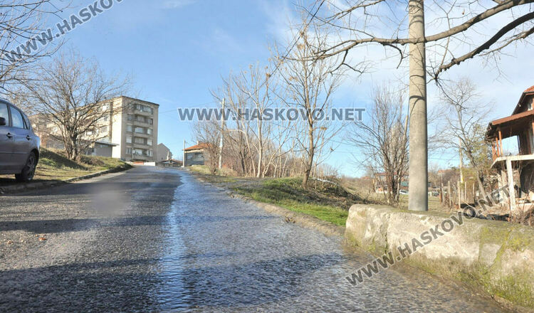 Гейзер от запушена канализация наводни къщи и Сточна гара в Хасково