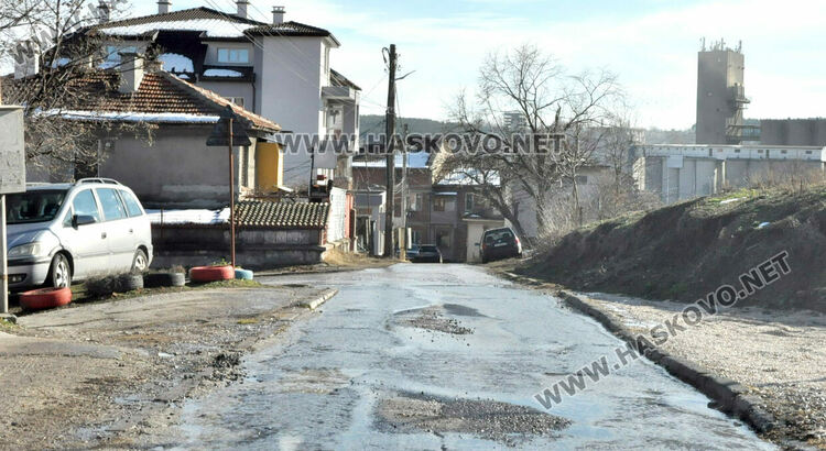 Гейзер от запушена канализация наводни къщи и Сточна гара в Хасково