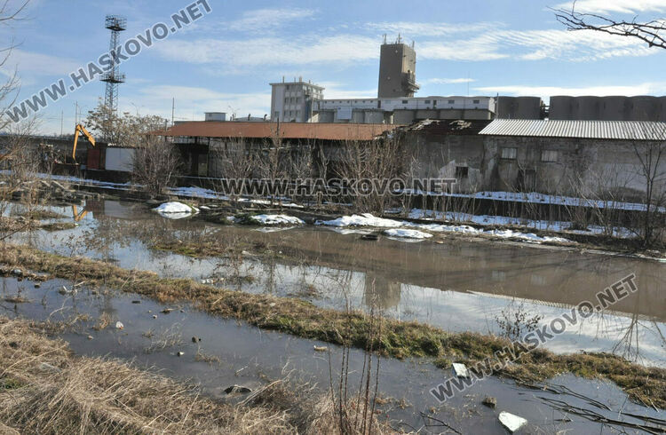Гейзер от запушена канализация наводни къщи и Сточна гара в Хасково