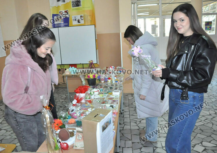 Езиковата гимназия в Хасково с благотворителен базар за лечението на Станимир