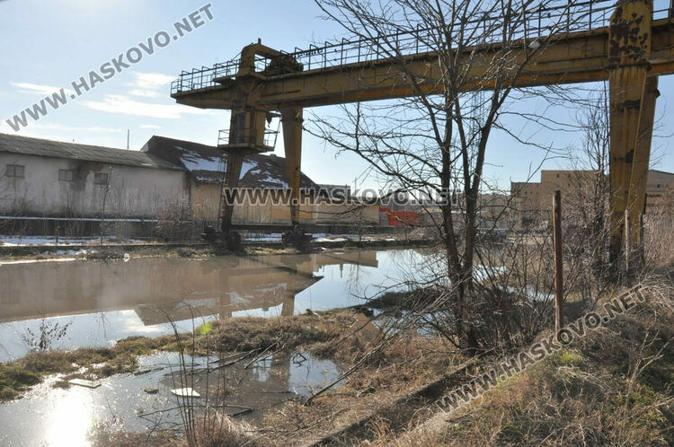 Гейзер от запушена канализация наводни къщи и Сточна гара в Хасково