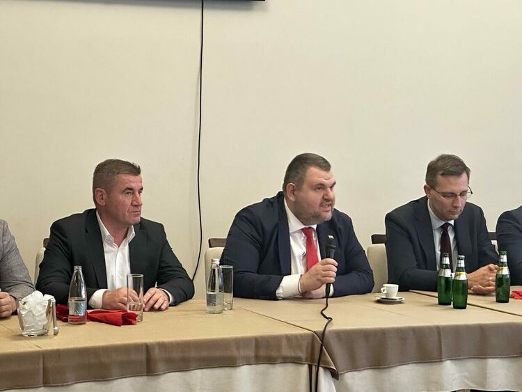 Мехмед Атаман, Делян Пеевски и Станислав Атанасов на предизборна среща в Хасково през май 2024 Снимка в. „Телеграф“