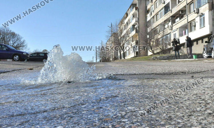 Гейзер от запушена канализация наводни къщи и Сточна гара в Хасково