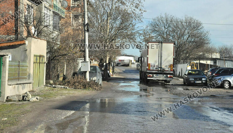 Гейзер от запушена канализация наводни къщи и Сточна гара в Хасково