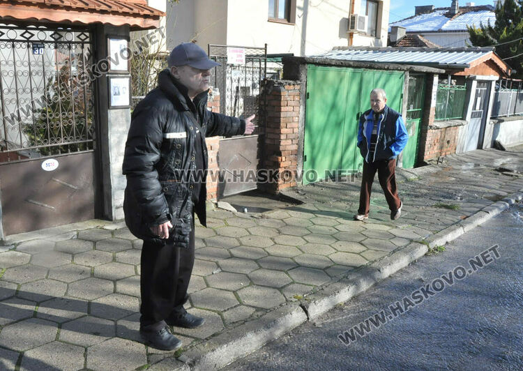 Гейзер от запушена канализация наводни къщи и Сточна гара в Хасково