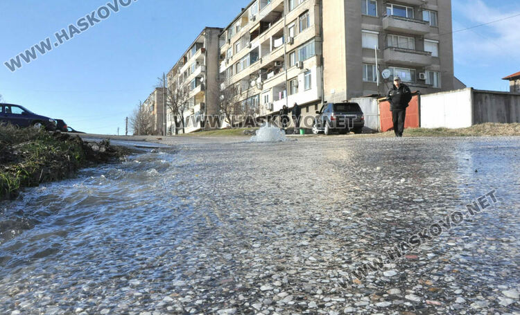 Гейзер от запушена канализация наводни къщи и Сточна гара в Хасково