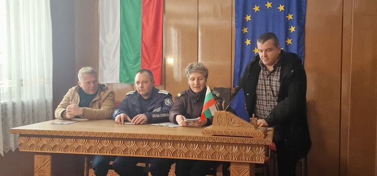 Безопасност и превенция: Полицията и пожарната се срещнаха с местната власт