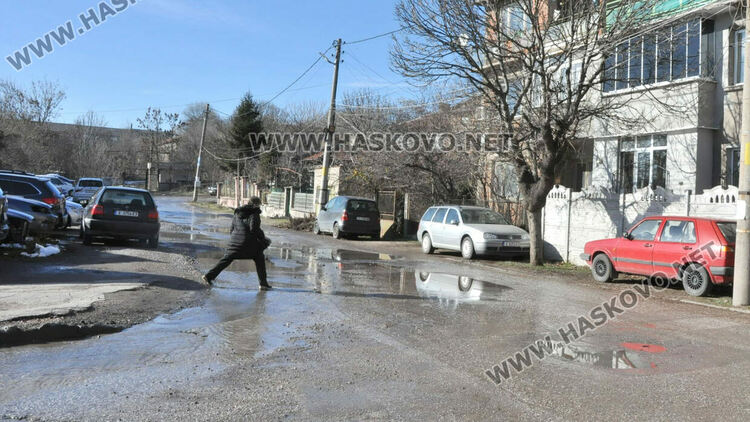 Гейзер от запушена канализация наводни къщи и Сточна гара в Хасково