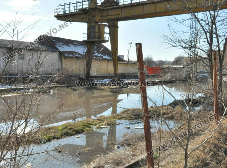 Гейзер от запушена канализация наводни къщи и Сточна гара в Хасково