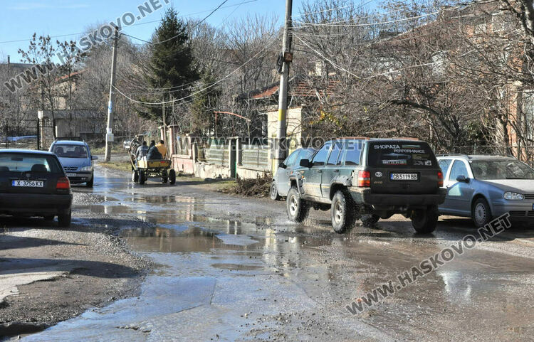 Гейзер от запушена канализация наводни къщи и Сточна гара в Хасково