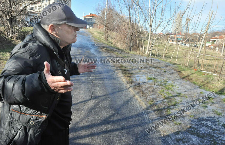 Гейзер от запушена канализация наводни къщи и Сточна гара в Хасково