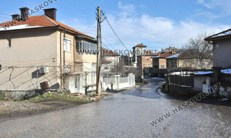 Гейзер от запушена канализация наводни къщи и Сточна гара в Хасково