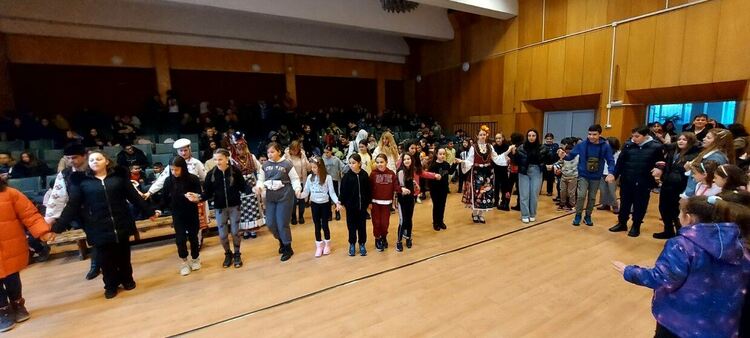 Ансамбъл „Родопа“ продължава с откритите уроци в смолянските училища   