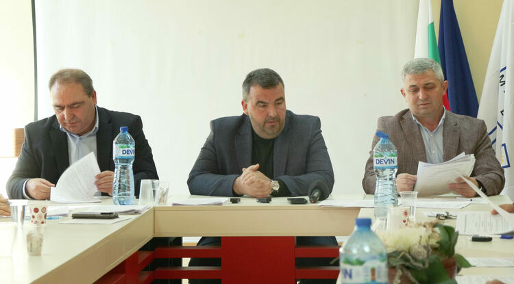 Насрочената от Екрем Юзеир сесия се проведе, Мехмед Лятиф я обяви за незаконна