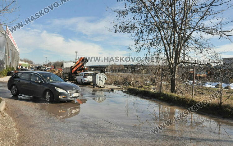 Гейзер от запушена канализация наводни къщи и Сточна гара в Хасково