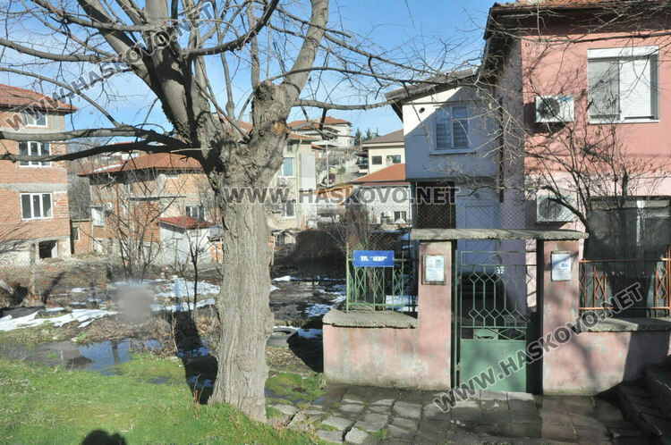 Гейзер от запушена канализация наводни къщи и Сточна гара в Хасково