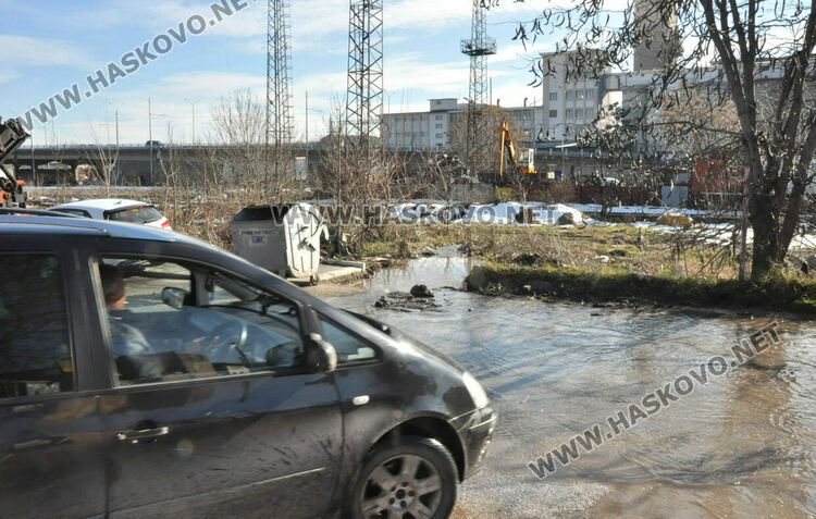 Гейзер от запушена канализация наводни къщи и Сточна гара в Хасково