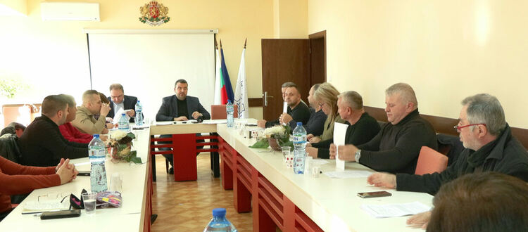 Насрочената от Екрем Юзеир сесия се проведе, Мехмед Лятиф я обяви за незаконна