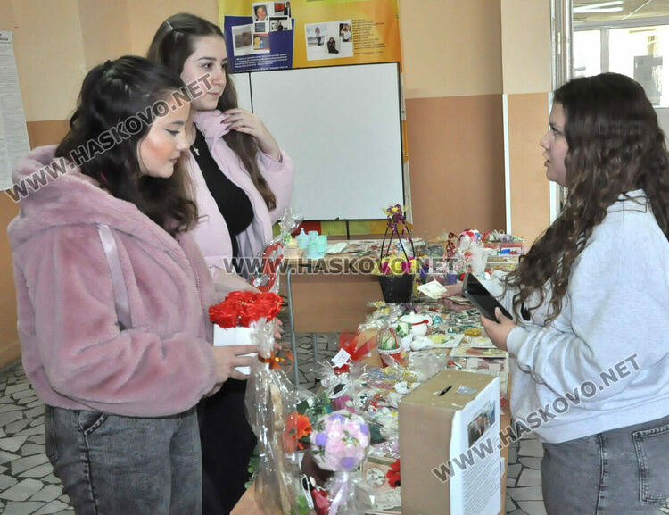 Езиковата гимназия в Хасково с благотворителен базар за лечението на Станимир
