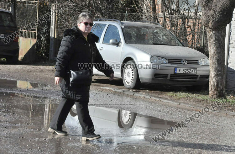 Гейзер от запушена канализация наводни къщи и Сточна гара в Хасково