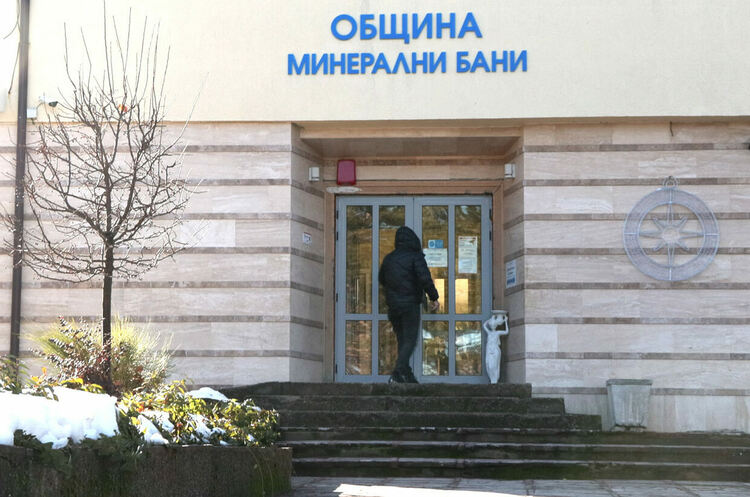 Насрочената от Екрем Юзеир сесия се проведе, Мехмед Лятиф я обяви за незаконна