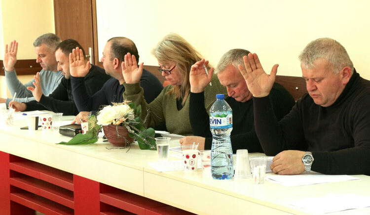 Насрочената от Екрем Юзеир сесия се проведе, Мехмед Лятиф я обяви за незаконна