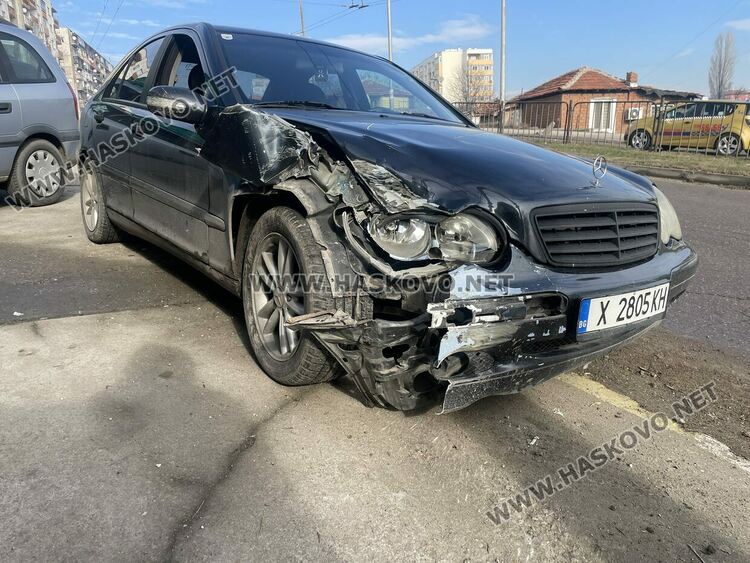 Водач на Мерцедес се заби в стълб в Хасково