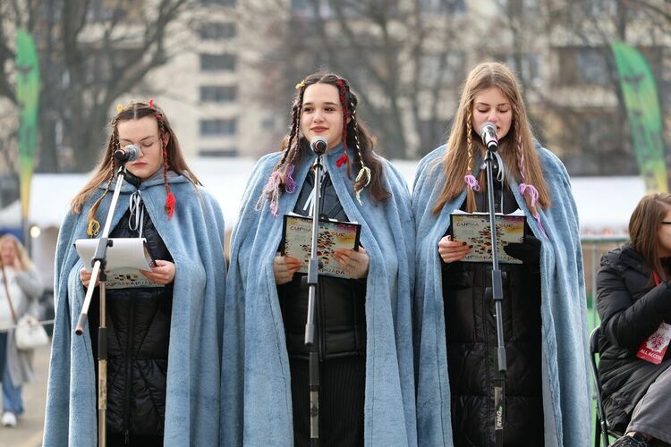 Първият фестивален ден на XXXI МФМИ „Сурва“ 2025 започна с празнично настроение и цветове