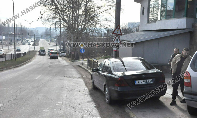 Водач на Мерцедес се заби в стълб в Хасково