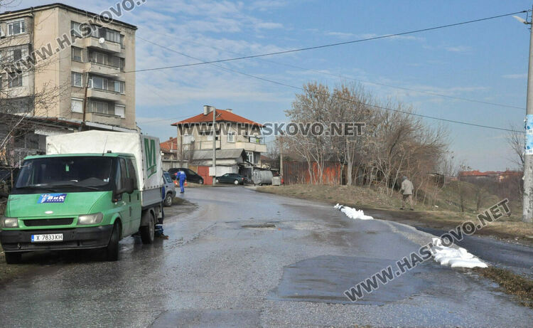 Бент, рязане на асфалт и нова тръба заради „гейзера“, наводняващ къщи и Сточна гара в Хасково