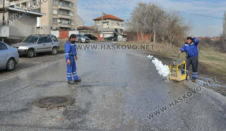 Бент, рязане на асфалт и нова тръба заради „гейзера“, наводняващ къщи и Сточна гара в Хасково