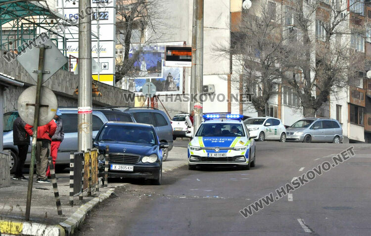 Водач на Мерцедес се заби в стълб в Хасково