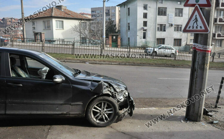 Водач на Мерцедес се заби в стълб в Хасково